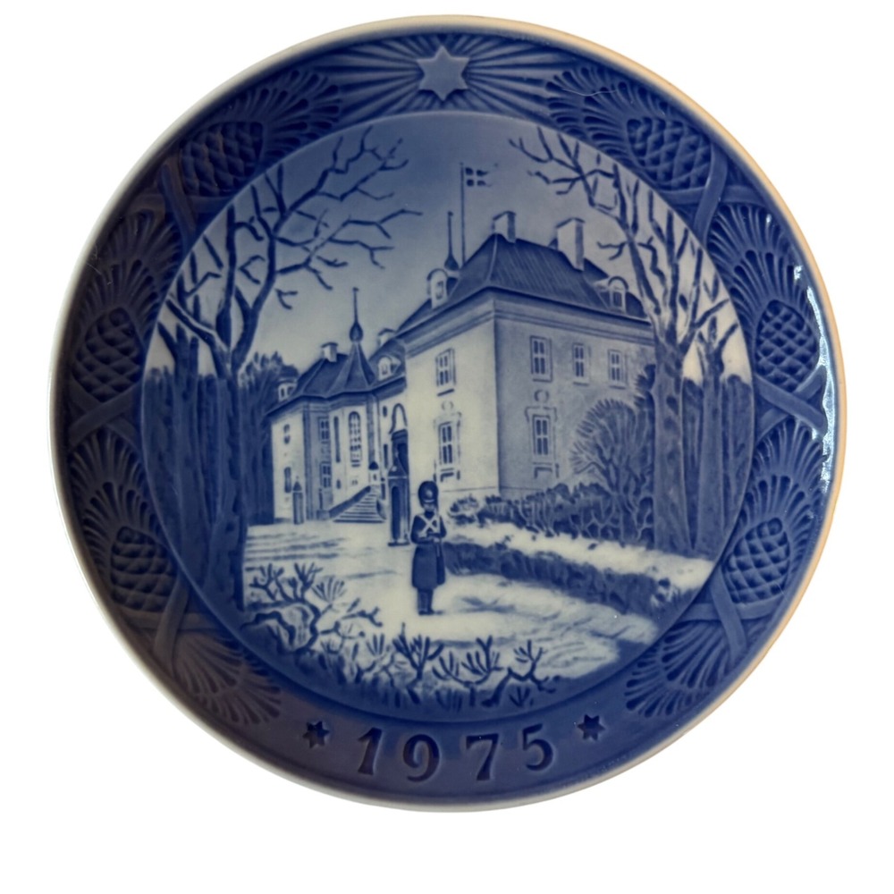 Royal Copenhagen 1975 Marselisborg Slot The Queens Christmas Residence Plate